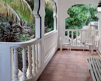 Hillside Penthouse - Dutch Cul de Sac - Varanda