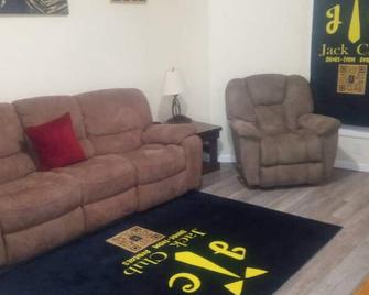 3 bedroom with free parking - Schenectady - Living room