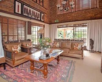 Africa House Guesthouse - Centurion - Wohnzimmer