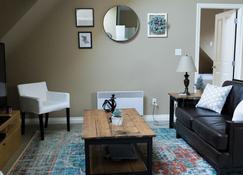 Quiet, cozy 1 bedroom suite, w/ separate entrance. Now with A/C! - Sidney - Living room