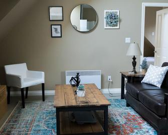 Quiet, cozy 1 bedroom suite, w/ separate entrance. Now with A/C! - Sidney - Sala de estar