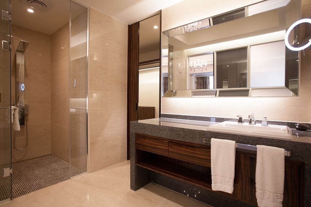 Charis Hotel thumbnail 3