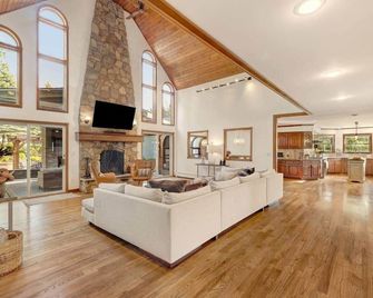 Mountain Luxury: Pool, Theater & Outdoor Kitchen - Warwick - Sala de estar