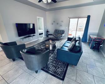 Garage access! - Kingman - Living room