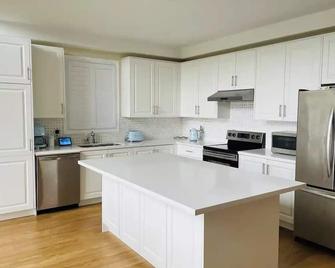 Absolutely Stunning prestigious Penryn golf & country club Lake Ontario facing - Port Hope - Kitchen