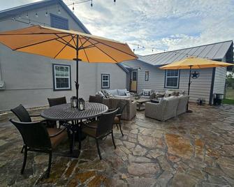 Historic Farmhouse - Tranquil Country Nature Escape - Hondo - Terasa