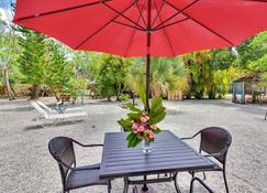 Sanibel-Style on the East End! Walk to restaurants and the lighthouse. NEW! - Sanibel - Innenhof