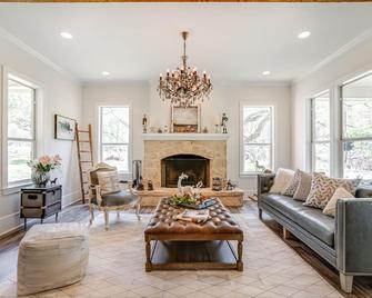 'Luxurious Moya's ranchette ' mini horses,heated pool,games - Bulverde - Living room