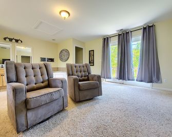 The Barefoot Cottage 53. Pet Friendly With Fee, New Hot Tub - Taylorsville - Living room