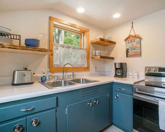 Oak Cottage - 1 of 2 Cottages on Property - Near Boyne Mountain Trail! - Boyne Falls - Kitchen