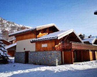 Wooden chalet with jacuzzi 300m from the ski slopes. - Les Belleville - Bâtiment