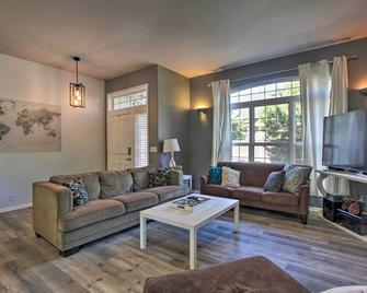 Pet-Friendly Home with Grill, 2 Mi to Autzen Stadium - Springfield - Living room