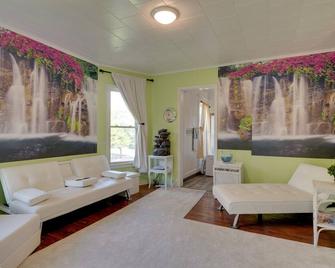 Idyllic Rochester Apartment 2 Miles to Downtown! - Rochester - Living room