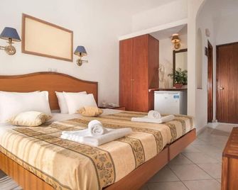 Hotel Meltemi - אדאמאס - חדר שינה