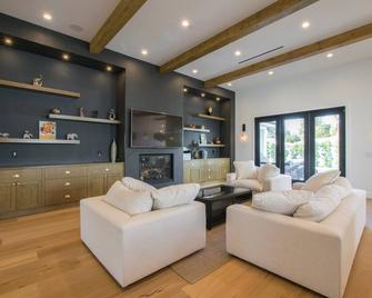AmazIng big house for comfort and relax - Los Angeles - Living room