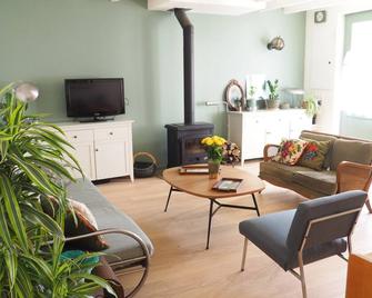 Cosy, bright house + terrace in the center of Surgères - Surgères - Salon