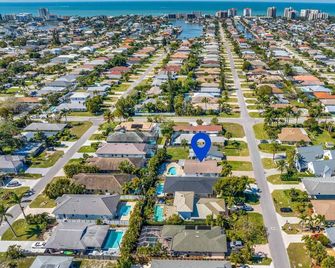Relax Poolside & Walk or Bike to the Beach From This Amazing Naples Pool Home! - Naples - Vista del exterior