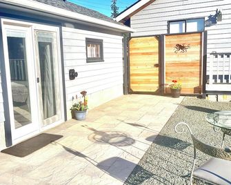 Similk Beach View Studio for two! Central HUB to San Juans and Skagit Valley! - Anacortes - Binnenhof