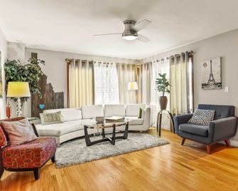 Spacious Family Home with Garage Game Room and Office! - Boise - Living room