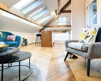 Urban Townhouse | 2br | Stylish Loft | Prime Spot - 曼徹斯特 - 客廳