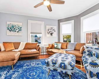 Cozy Large House near Moody St, Bentley, Brandeis - Waltham - Living room