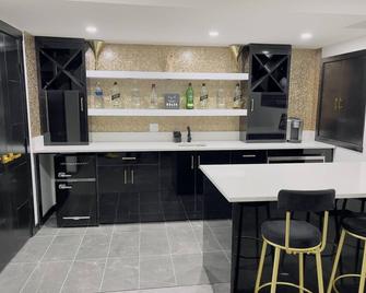 Designer suite with a Pool Table/Xbox/Arcade/Jumbo Jenga - Airdrie - Kitchen