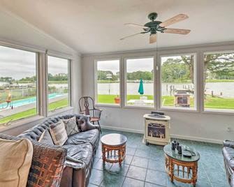 Grasonville Home w/ Private Pool on the Water - Grasonville - Living room