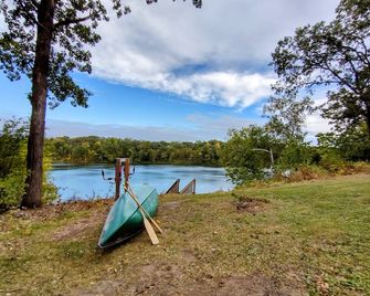 Cozy Cabin on Private Lake! Kayaks, Firepit, Fishing! Relaxing. Pet Friendly. - Clitherall - Pool