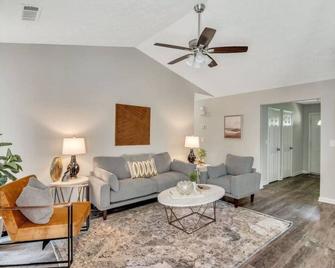Ath - Sleeps 6 - 3 Beds - Pet Friendly - Owens - Kennesaw - Living room