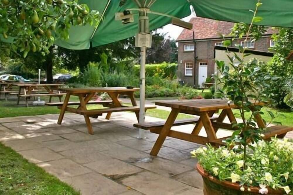 The Bent Arms - Haywards Heath - Binnenhof