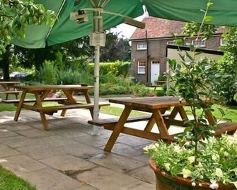 The Bent Arms - Haywards Heath - Binnenhof