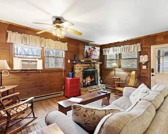 Charming Modern Cabin with Hiking Trails and Fire Pit - Blowing Rock - Living room