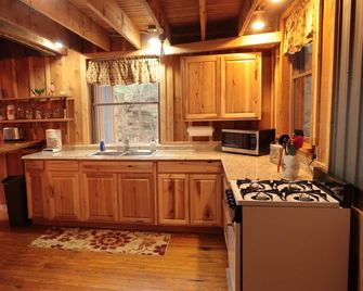 Quiet setting along a beautiful mountian stream! - Dushore - Cocina