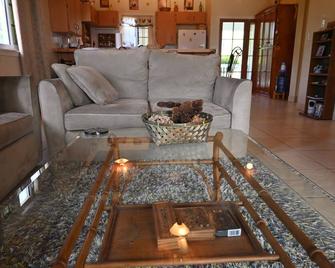 Seabreeze Cottage - Steps to own private beach. - Tarpum Bay