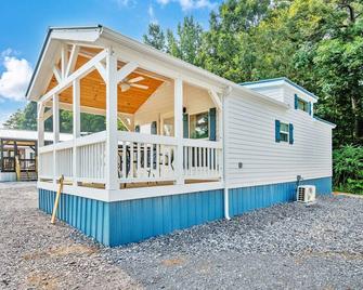4 Heron Haus, Luxury Tiny House, Pet Friendly, Mins to Downtown Guntersville - Guntersville - Building