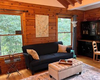 Four bedroom log cabin, less than 5 miles to Lane Stadium! - Blacksburg - Living room