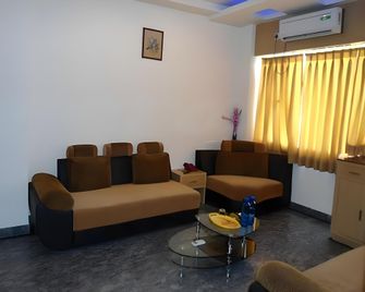 Madhura Inn Xclusive - Hyderabad - Living room