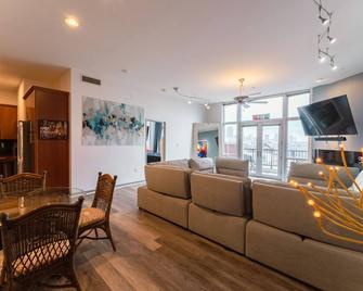 Gorgeous Penthouse overlooking Cleveland skyline! - Cleveland - Living room