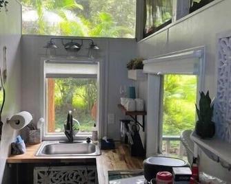 Banyan Bungalow - Kealakekua - Kitchen