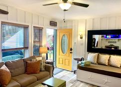 \'Pineapple Cottage\' Steps to the Ocean & Main St. Relax & make memories in SB. - Seal Beach - Living room