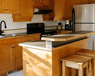 Steps from the lift, quick pedal to the trails, short drive to golf. - Kimberley - Kuchyň