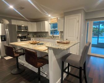 large property -open Floor plan, great location heated salt water pool - Iona - Comedor