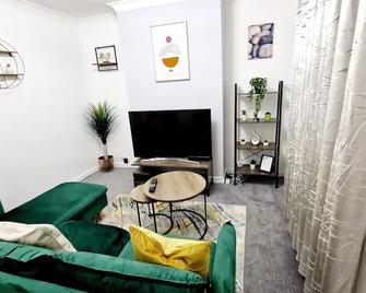 Gillingham Home - Sleeps 4 - Comfort & Convenience - Gillingham - Living room