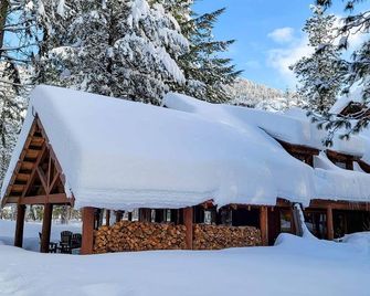 Cedar - pet-friendly room at The Inn At Mazama - Mazama - Building