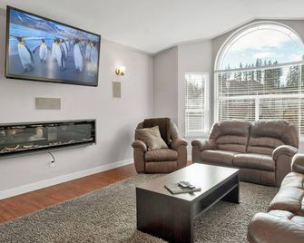 Cozy and Clean Star’s Chateau - Campbell River - Living room