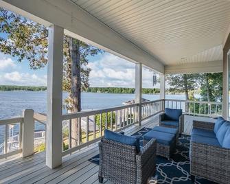 Luxurious Lake Jordan Experience- Sleeps 18! - Wetumpka - Balcón