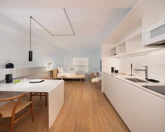 Deluxe Studio with King size bed, Kitchenette and beach service at Bal Harbour. Beach service included - Bal Harbour - Kitchen