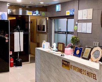 Changwon At Business Hotel - Changwon - Front desk