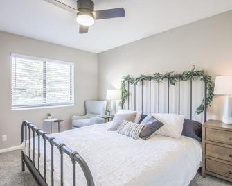 Pet & Family Friendly Near Hiking in the Red Rocks - Village of Oak Creek - Bedroom