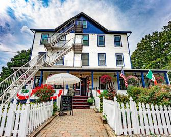 La Posada - Milford - Building